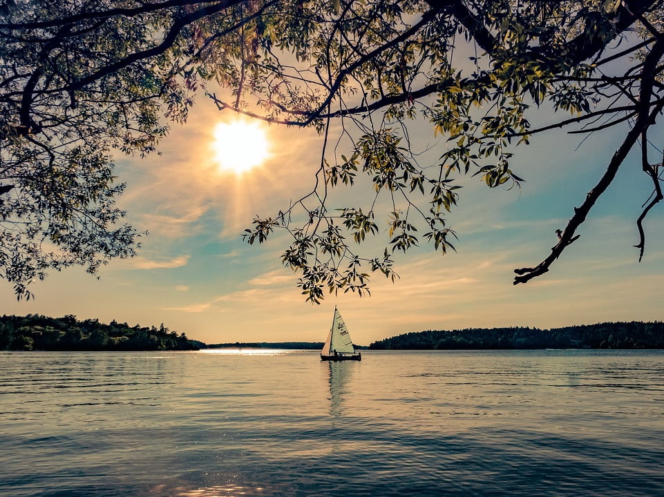 auringonlasku järvellä